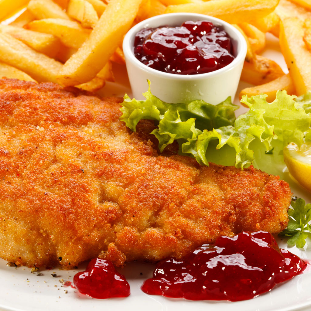 Wiener Schnitzel mit Pommes und Preiselbeeren